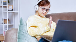 Paar, Hände und Dokumente für die Planung von barrierefreien Internetseiten im Wohnzimmer eines Hauses. Menschen, Mann und Frau mit Papierkram und Stift für Layouts und Planungen