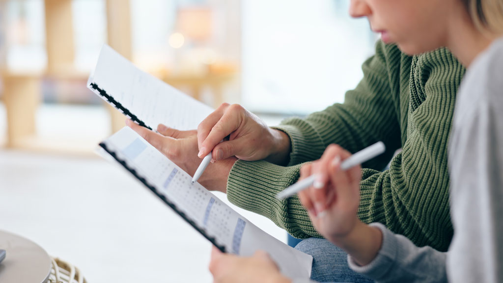 Paar, Hände und Dokumente für die Planung von barrierefreien Internetseiten im Wohnzimmer eines Hauses. Menschen, Mann und Frau mit Papierkram und Stift für Layouts und Planungen