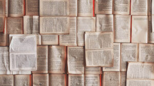 Porträt eines Mädchens mit Trisomie 21, das in einer Online-Unterrichtsstunde in die Kamera winkt.