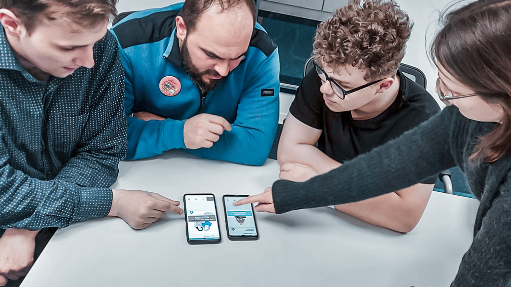 Personen entdecken gemeinsam die digitale Glücklich-App