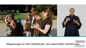 Porträt eines Mädchens mit Trisomie 21, das in einer Online-Unterrichtsstunde in die Kamera winkt.