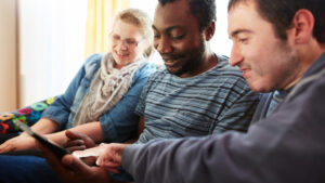 Paar, Hände und Dokumente für die Planung von barrierefreien Internetseiten im Wohnzimmer eines Hauses. Menschen, Mann und Frau mit Papierkram und Stift für Layouts und Planungen