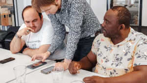 Paar, Hände und Dokumente für die Planung von barrierefreien Internetseiten im Wohnzimmer eines Hauses. Menschen, Mann und Frau mit Papierkram und Stift für Layouts und Planungen