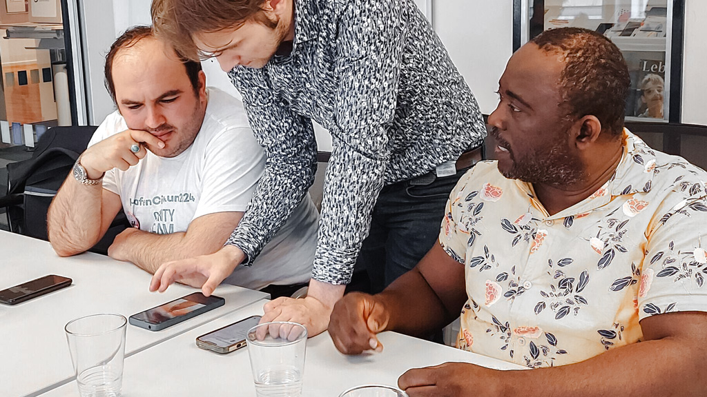 Paar, Hände und Dokumente für die Planung von barrierefreien Internetseiten im Wohnzimmer eines Hauses. Menschen, Mann und Frau mit Papierkram und Stift für Layouts und Planungen