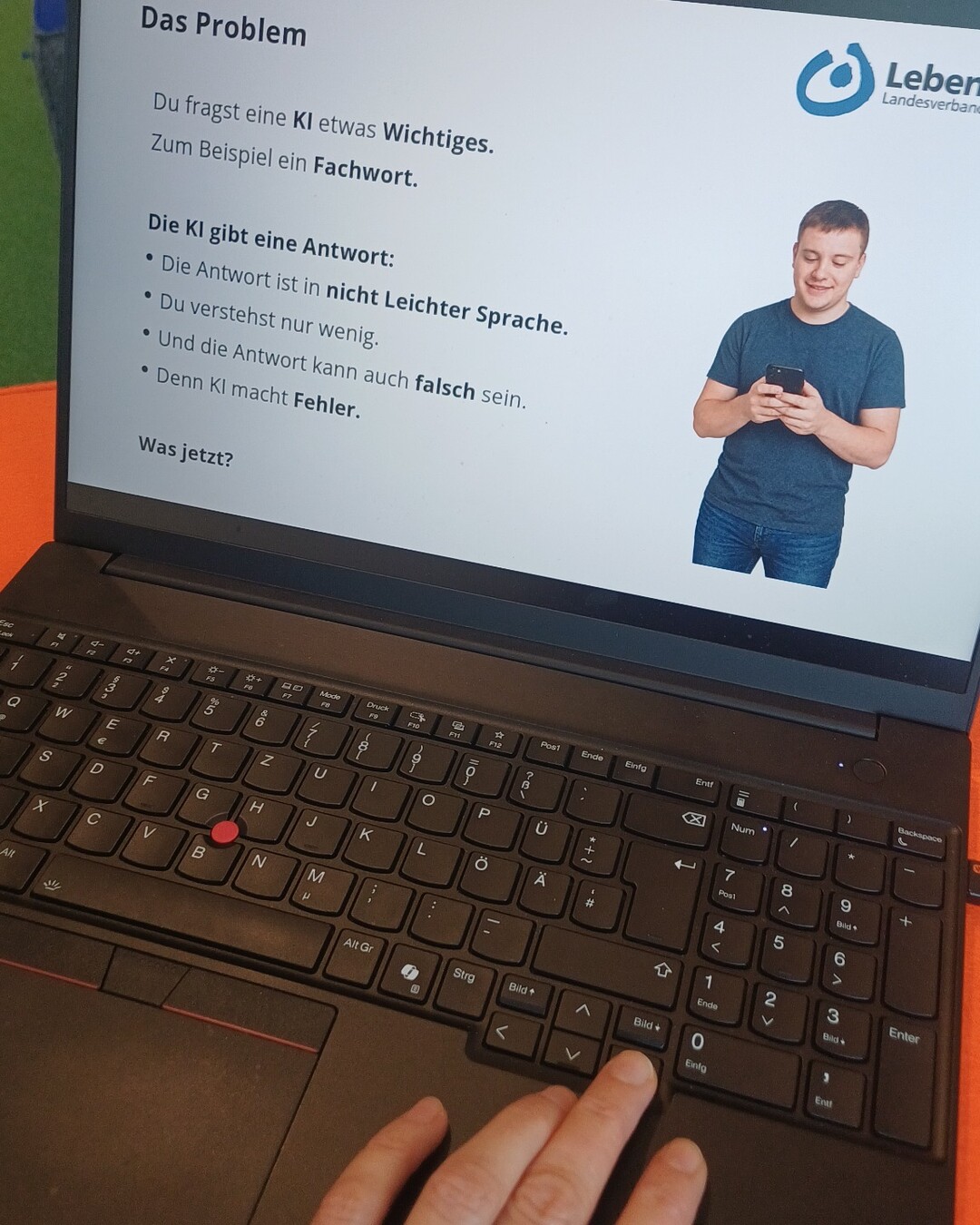 02-das-problem Laptop mit einer Präsentationsfolie zum Problem: Eine KI antwortet zwar in Leichter Sprache, doch ihre Antwort kann falsch sein oder wichtige Informationen fehlen.
