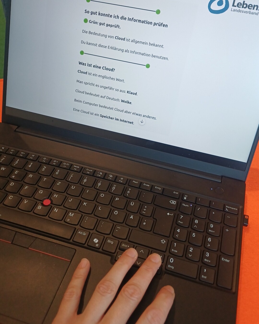 04-beispiel-gruen Laptop mit einem grünen Prüfergebnis für eine KI-Antwort. Die Hinweise erklären, warum die Information als verlässlich eingeschätzt wird.